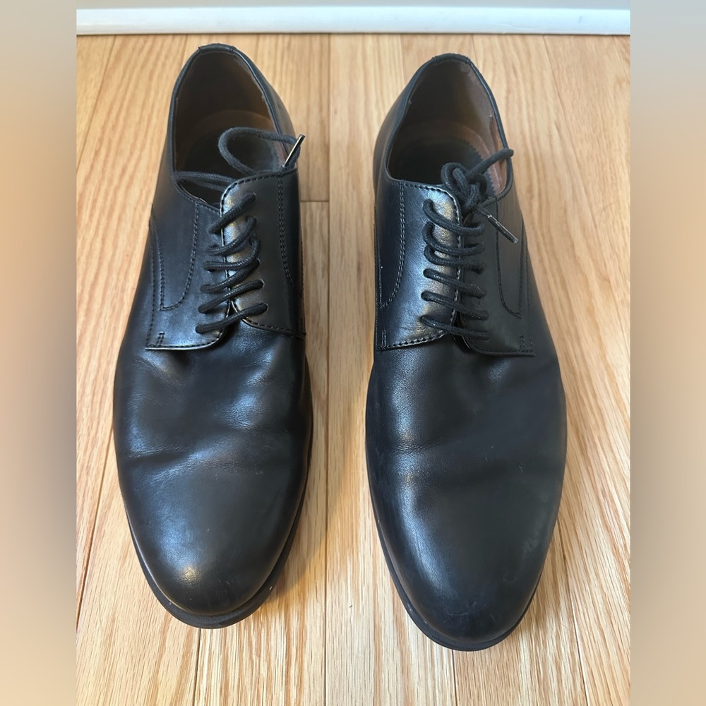 Men’s black leather dress shoes